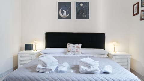 Bed, Photo of the whole room, Bedroom, pet friendly, towels, wardrobe, air conditioner