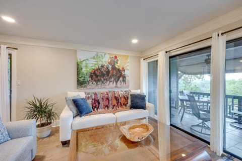 Luxury Lakefront Hot Springs Condo with Pools! Apartment in Lake Hamilton