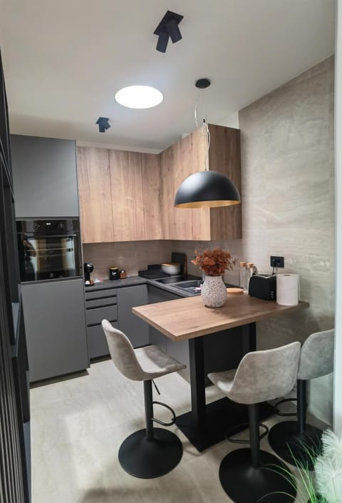 Kitchen or kitchenette, Dining area, pet friendly, stove, kitchen