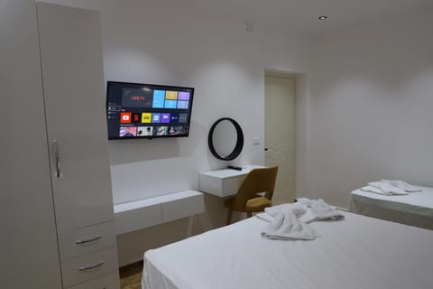 Bed, Bathroom, Photo of the whole room, Bedroom, towels