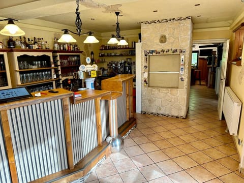 Restaurant/places to eat, Lounge or bar