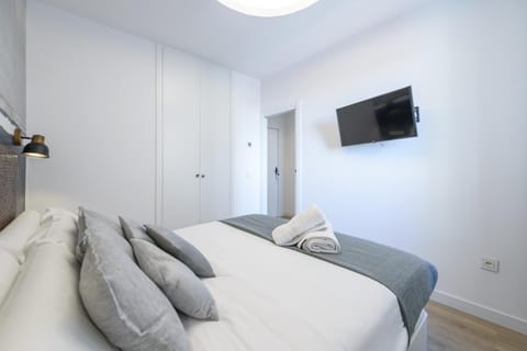 Bed, TV and multimedia, Photo of the whole room, Bedroom