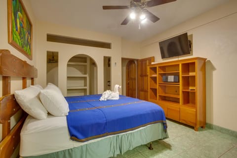 Bed, TV and multimedia, Photo of the whole room, towels, wardrobe