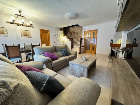 Communal lounge/ TV room, TV and multimedia, Dining area, Evening entertainment