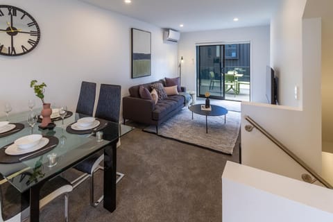 TV and multimedia, Balcony/Terrace, Living room, Decorative detail, Seating area, Dining area