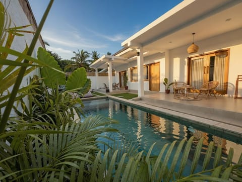 Property building, Garden, Balcony/Terrace, Swimming pool