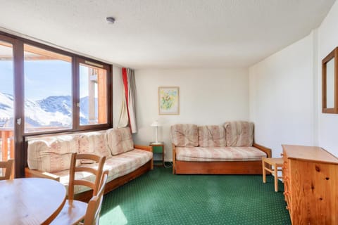 Bed, Living room