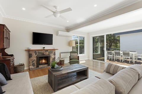 TV and multimedia, Living room, Seating area, fireplace