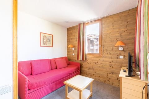 Bed, Living room