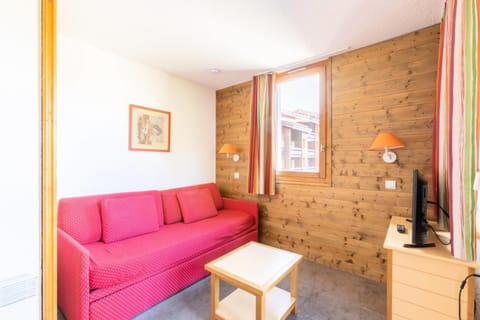 Bed, Living room