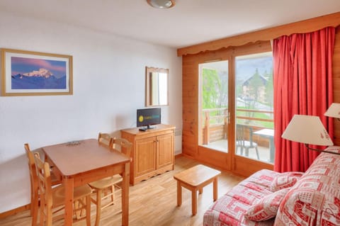 Bed, kitchen