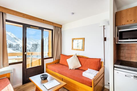 Bed, Living room, Bedroom