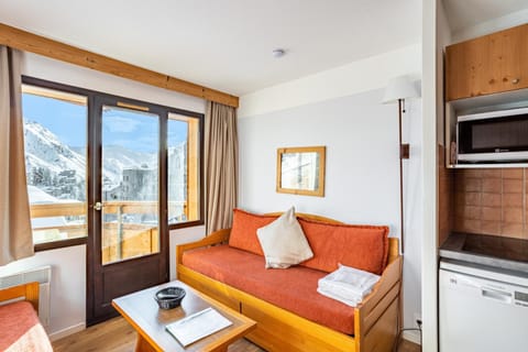 Bed, Living room, Bedroom