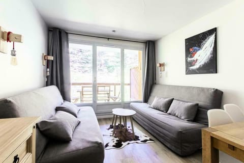 Bed, Living room