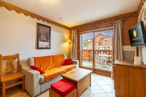 Bed, Living room, fireplace, kitchen