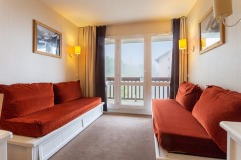 Bed, Living room