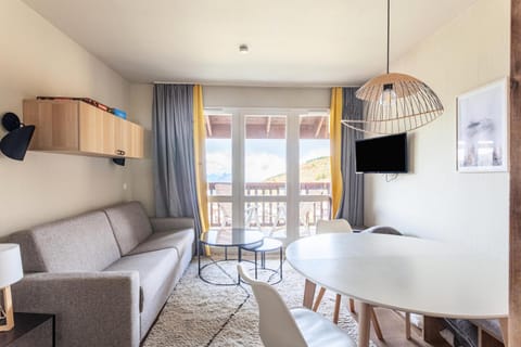 Bed, Living room, fireplace, kitchen