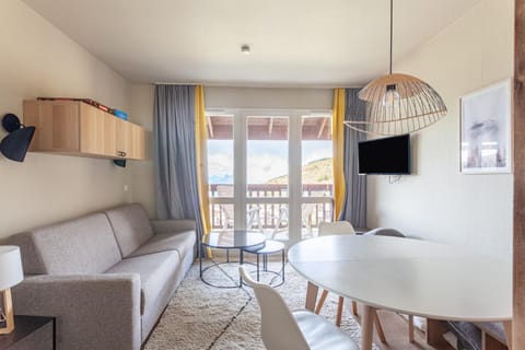 Bed, Living room, fireplace, kitchen