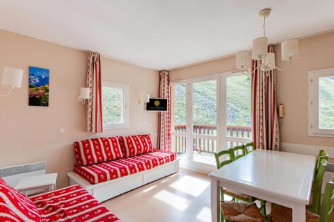 Bed, Living room, Bedroom, fireplace, kitchen