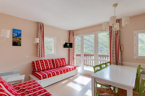 Bed, Living room, Bedroom, fireplace, kitchen