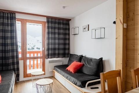 Bed, Living room, fireplace, kitchen