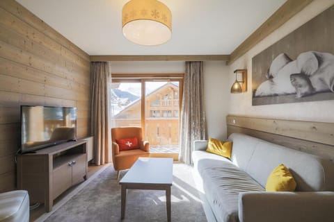Bed, Living room, Bedroom, fireplace, kitchen