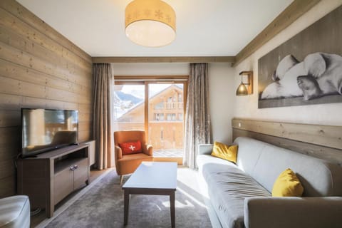 Bed, Living room, Bedroom, fireplace, kitchen