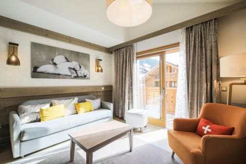 Bed, Living room, Bedroom, fireplace, kitchen