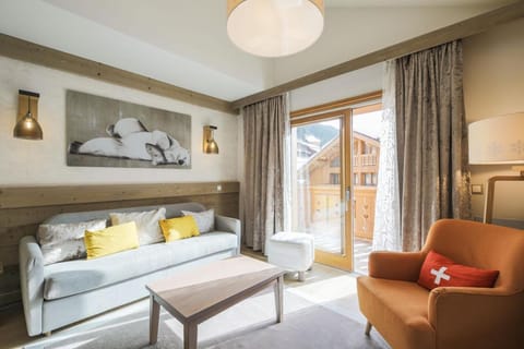 Bed, Living room, Bedroom, fireplace, kitchen