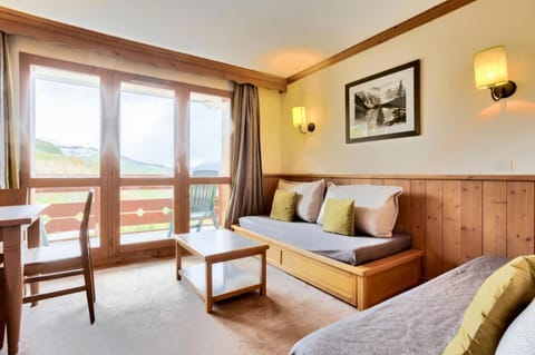 Bed, Living room, Bedroom, fireplace, kitchen