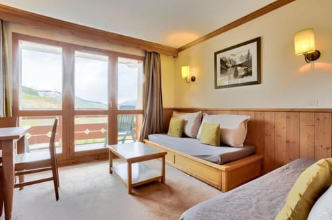 Bed, Living room, Bedroom, fireplace, kitchen