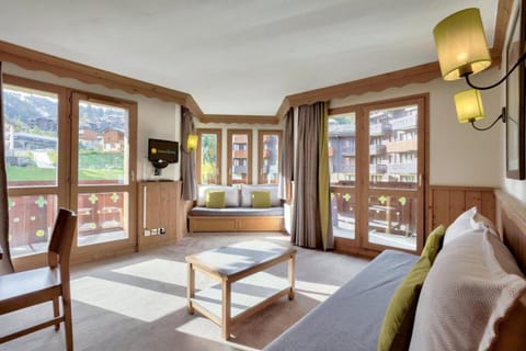 Bed, Bedroom, kitchen