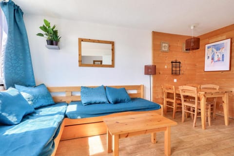 Bed, Living room