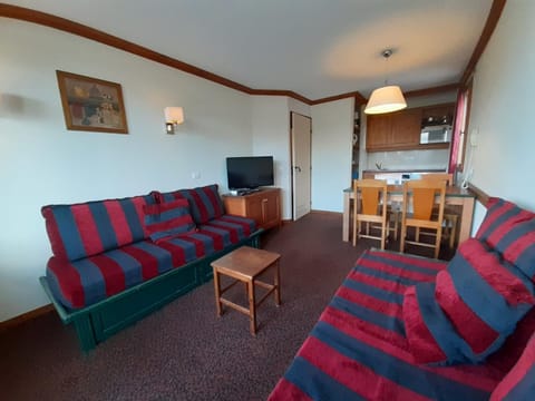 Bed, Living room