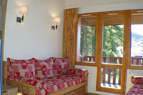Bed, Living room, Bedroom