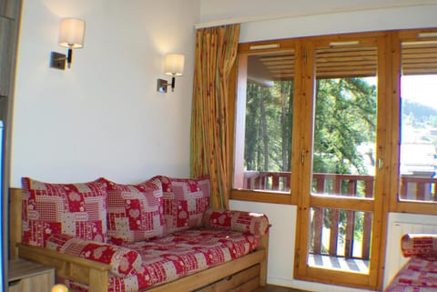 Bed, Living room, Bedroom