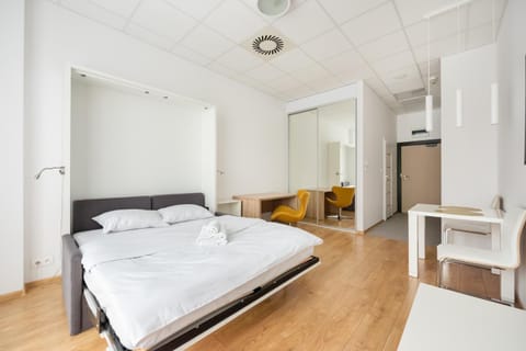 Bed, TV and multimedia, Photo of the whole room, Bedroom, hair dresser, wardrobe, air conditioner