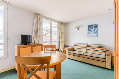 Bed, kitchen
