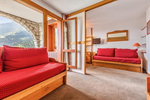 Bed, Living room
