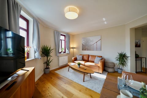 TV and multimedia, Living room, Seating area, Evening entertainment