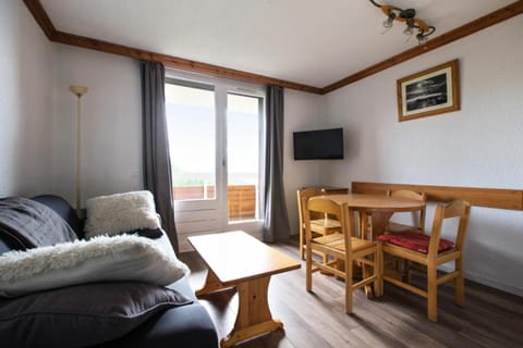 Bed, kitchen