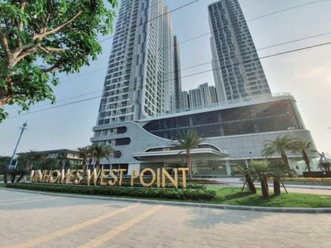 Property building, Communal lounge/ TV room, Day, Evening entertainment, Text overlay, City view, Street view