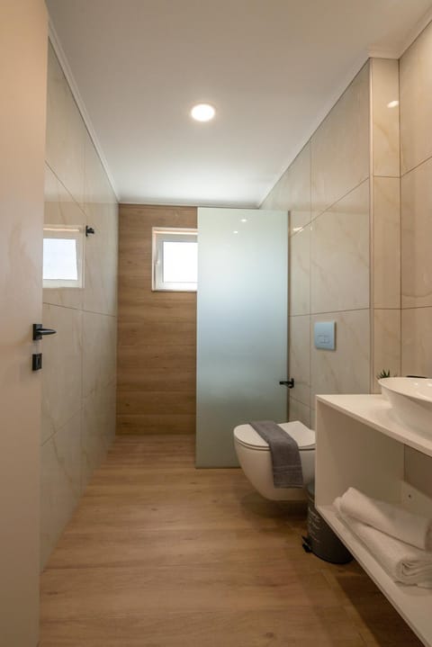 Shower, Toilet, towels