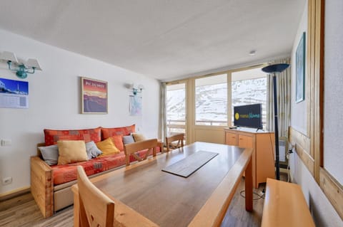 Bed, kitchen