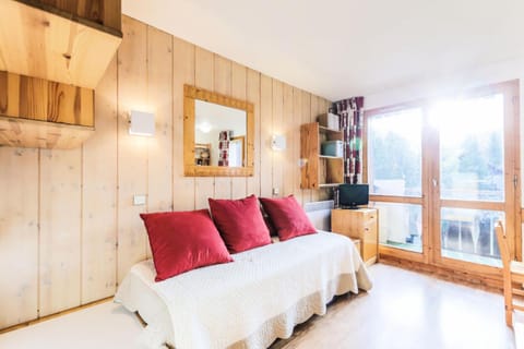 Bed, Living room