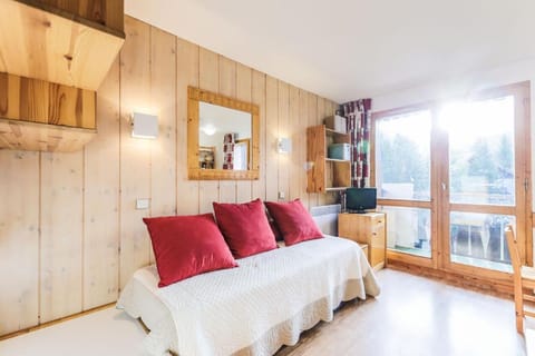 Bed, Living room