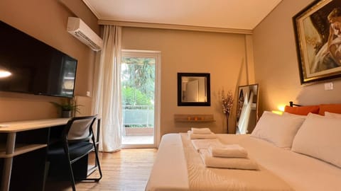 Bed, TV and multimedia, Photo of the whole room, Bedroom, hair dresser, air conditioner