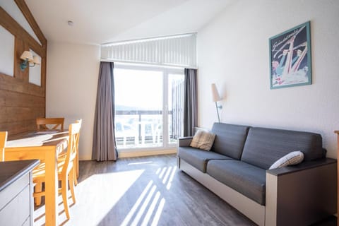Bed, Living room, kitchen