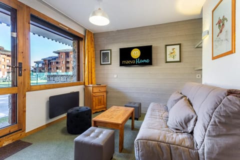 Bed, fireplace, kitchen