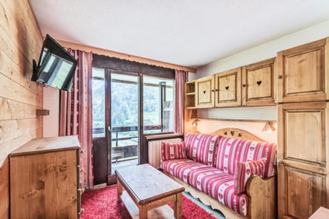 Bed, Living room